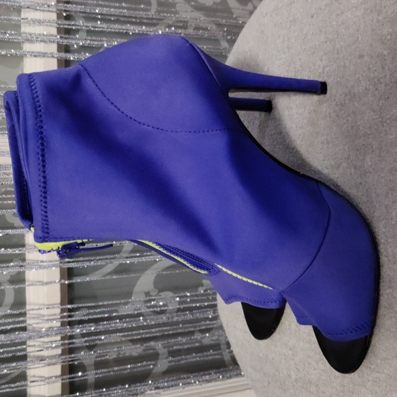 Aldo size 71/2 4inch open toe heels. True to size. - Picture 4 of 6